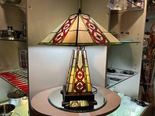 Tiffany Tafellamp met vierkante kap en vierkante verlichte voet