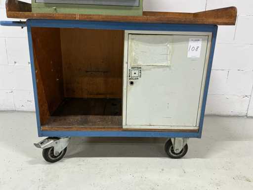 Bancă de lucru mobilă cu conținut