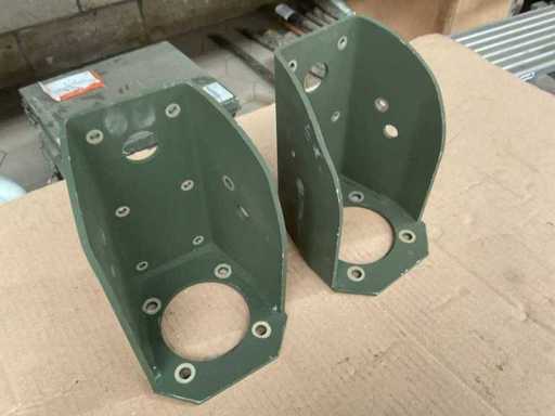 Fixer les supports de montage de l’antenne