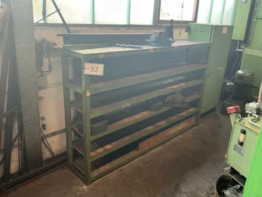 Werkstattregal mit Inhalt