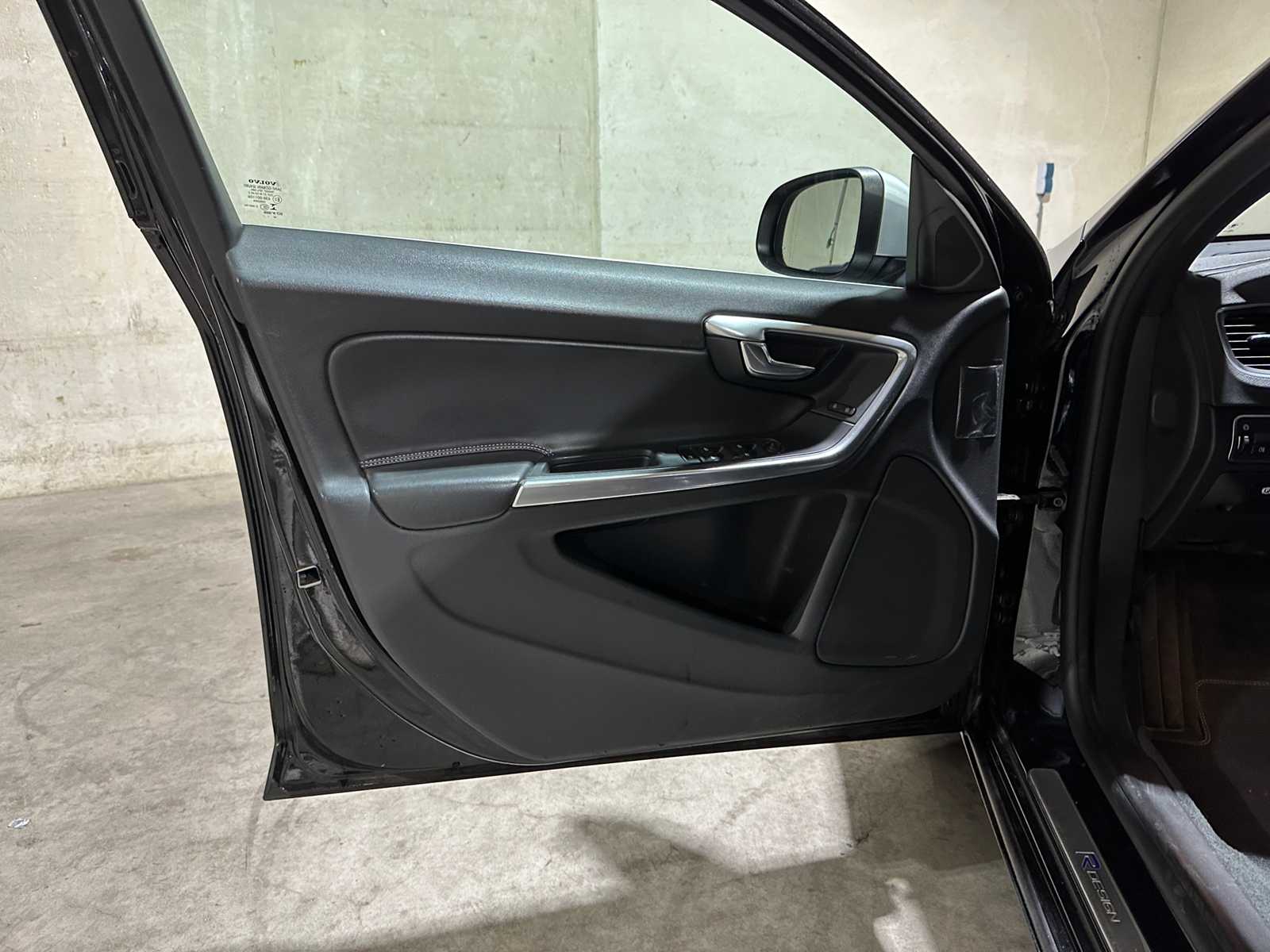 Volvo V60 1.6 T3 R-Design 150hp 2015, 5-ZTK-58