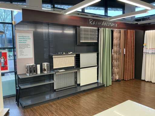 Ladenregale mit Vorhangmustern