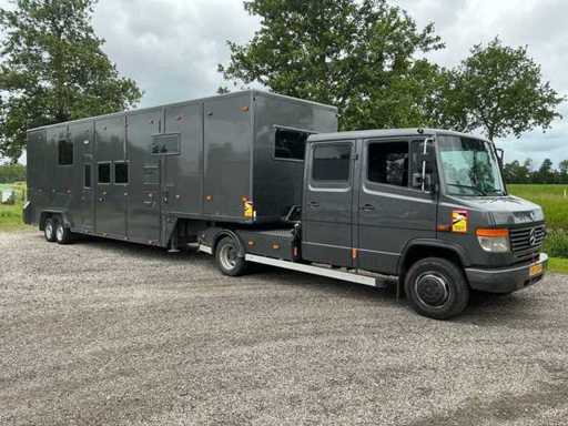 2003 Mercedes-Benz Truck mit Rennanhänger
