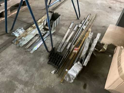 Hinges/locks/door hinges