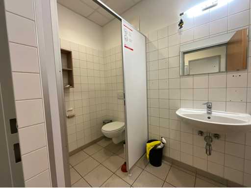 Toilettes avec lavabo et cloison