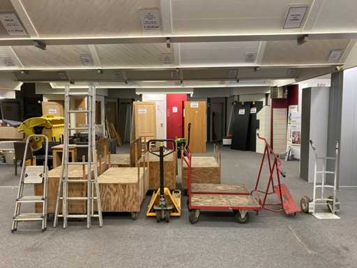 TRanspalet, carren, steekwagen, panneelwagen, ladders en houten kisten op wielen