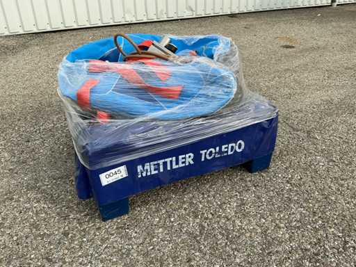 Mettler Toledo calibration weight including vacuum pump