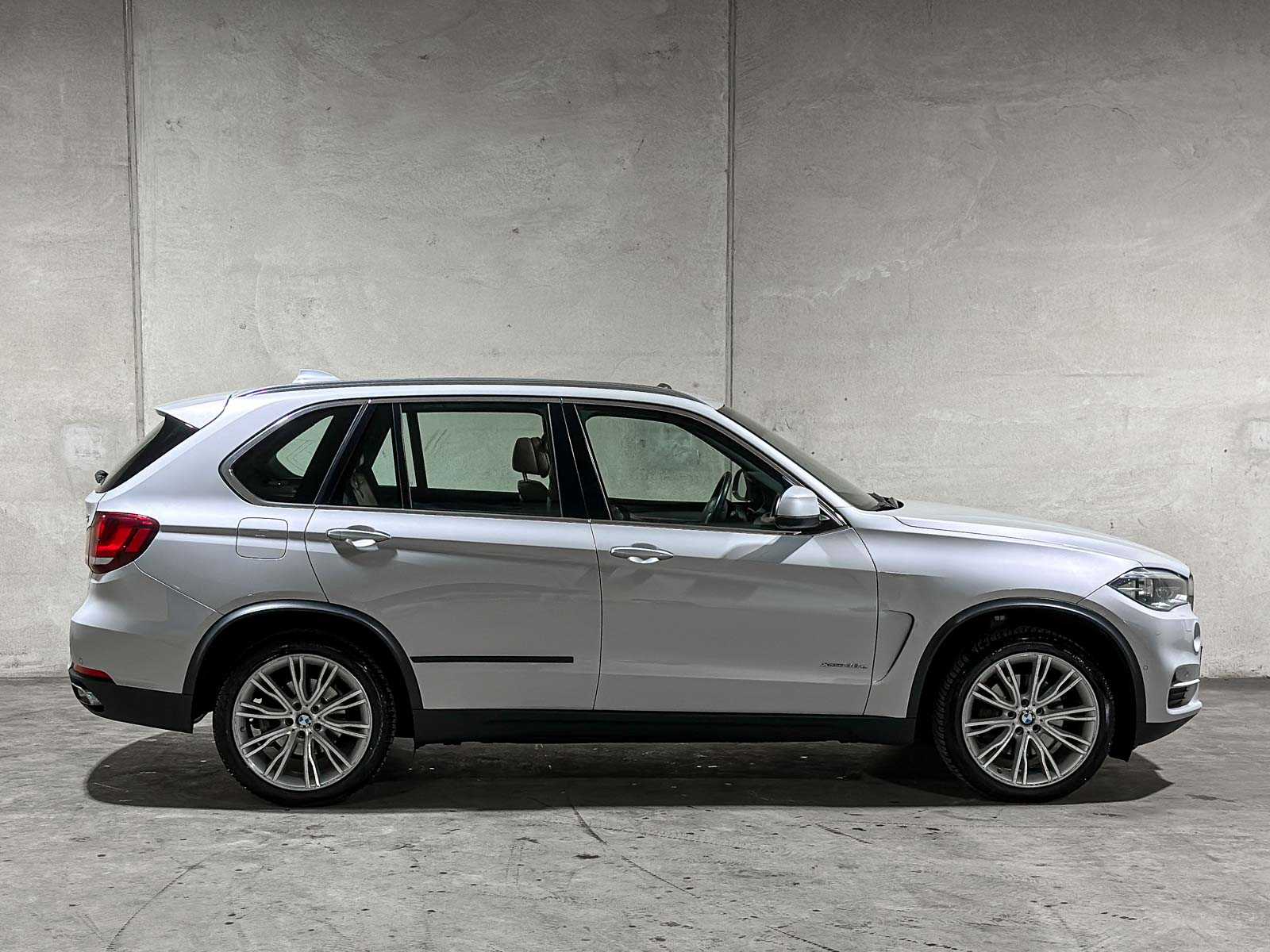 BMW xDrive40e iPerformance High Executive -individual- F15 313pk 2016, R-711-DS