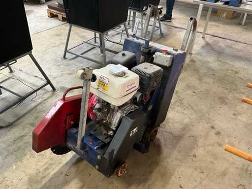petrol-powered floor/concrete saw