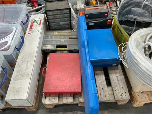 Boîte à outils avec contenu (8x)