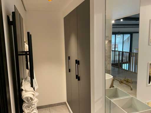 Eingebauter Wandschrank 170 x 210 cm