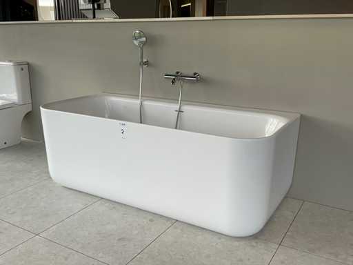 Freestanding bathtub