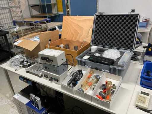 Batch of laboratory equipment