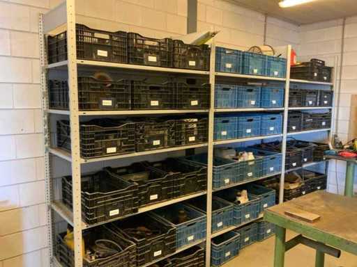 Vollständiger Inhalt des Racks mit Stromkabeln, Werkstattinventar, Handwerkzeugen und Traktorteilen