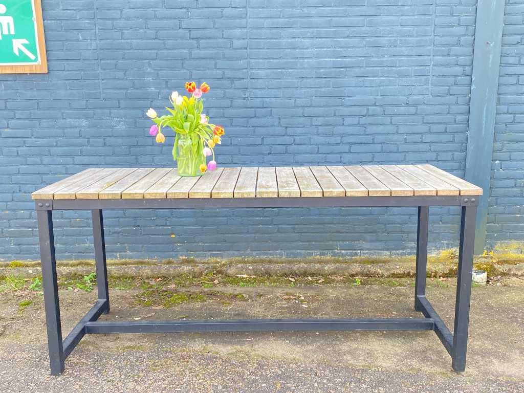 Satellite - outdoor MT - Garden table