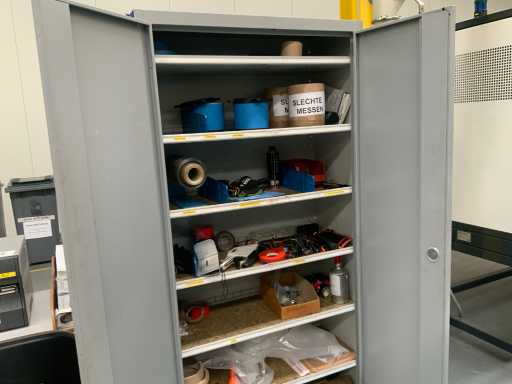 armoire d’atelier avec contenu