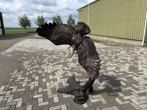 Adlerbronze am Ast