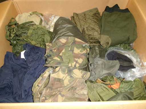 kg Mélange de vêtements et d’équipement, défectueux (GH) (115kg)