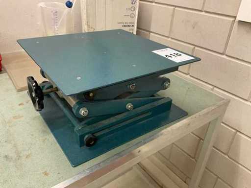 Plateforme élévatrice de laboratoire