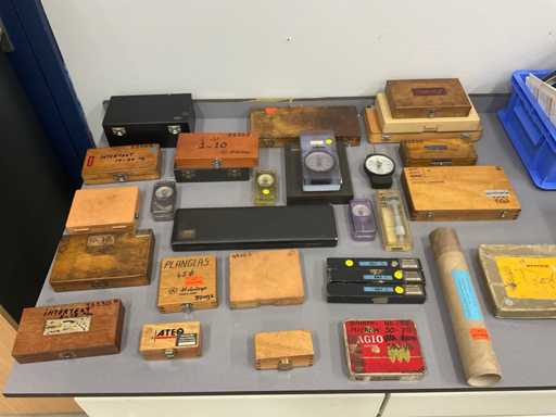 Mitutoyo unter anderem. Set von Messwerkzeugen