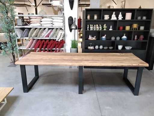 Akazienbaumstamm-Tabelle