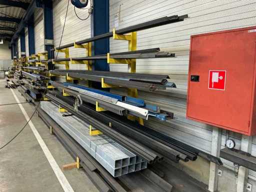 Partia różnych profili stali