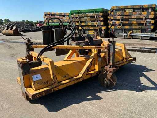 Roller broom