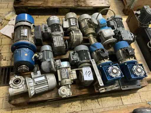 Stock d’accessoires, de pièces détachées et de stocks d’entrepôt