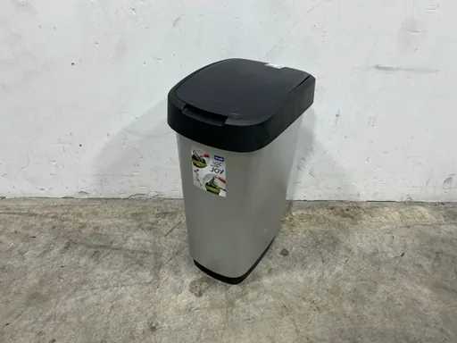 Plastic trash can (19x)