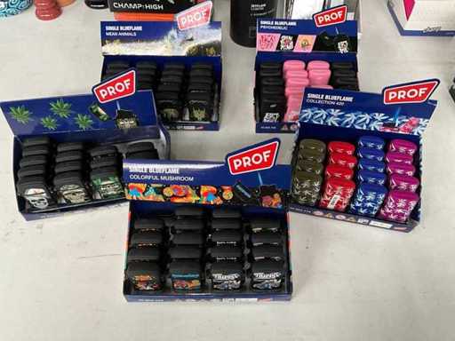 Prof. Mischen Sie verschiedene Feuerzeuge zur Ausstellung.