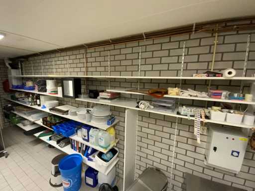 Étagère murale avec fournitures de restauration