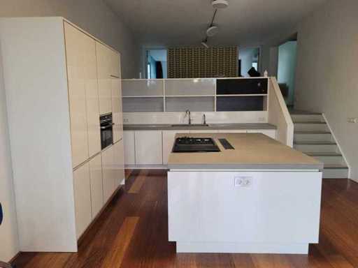 Cuisine avec appareils électroménagers