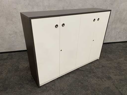 Armadio in legno a mezza altezza con 4 porte