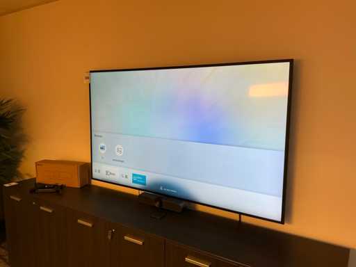 Samsung 75” Televisie met Logitech Meetup en versterker