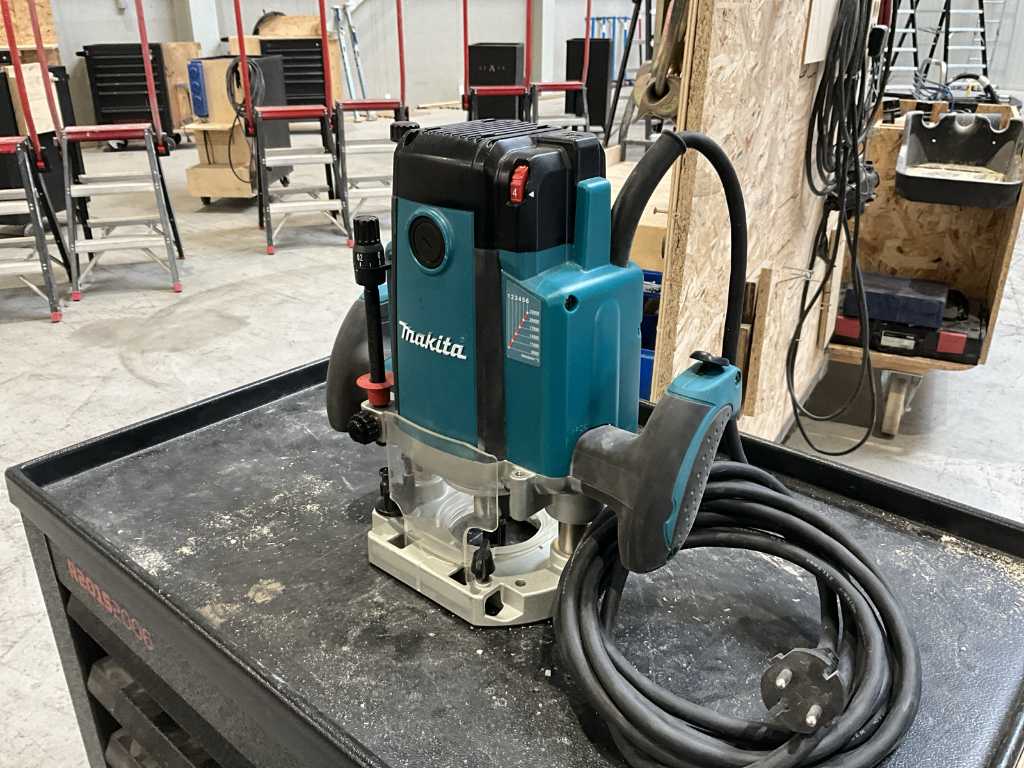 2023 Makita RP2302FC router
