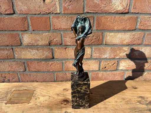 Donna scultrice in bronzo