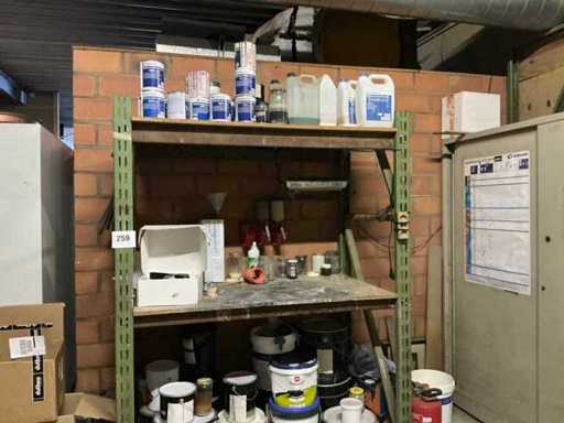 Lots de différentes peintures et produits de traitement du bois