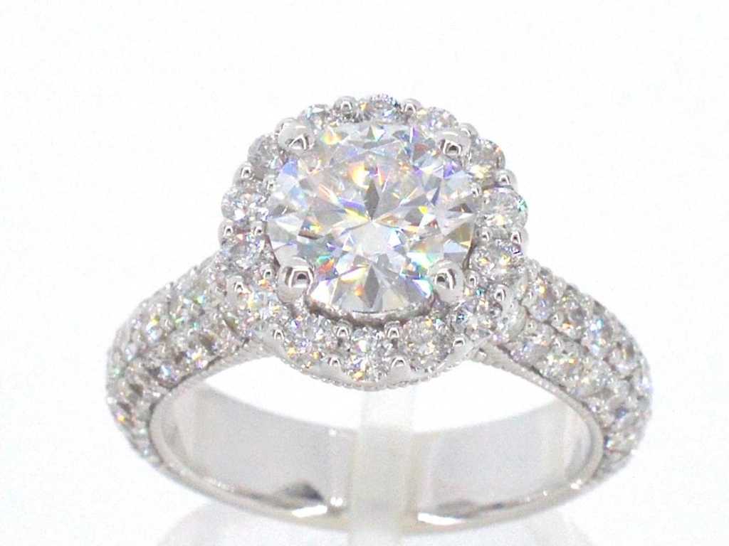 White gold ring with diamonds and a diamond of 2.00 carat.