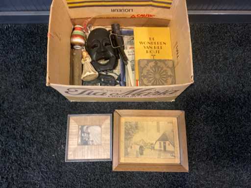 Un lot de diverse antichități și cărți