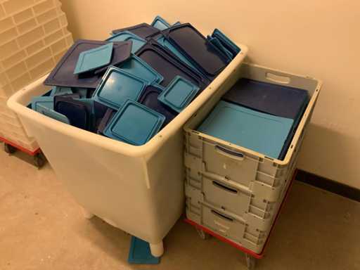 Partia plastikowych pokrywek gastronomicznych