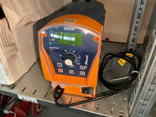 Pompe de dosage par solénoïdes Delta 1612 bien visible