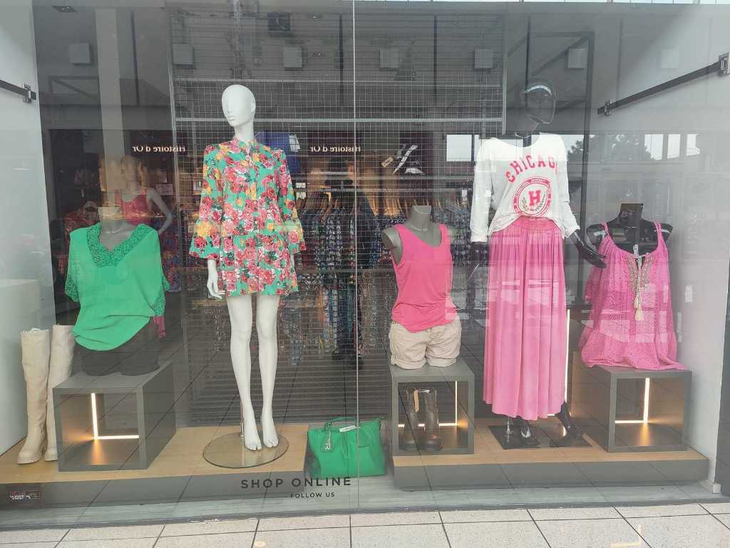 Partij kledij, schoenen en accessoires 