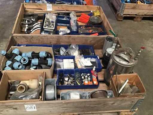 pallets diversen industriële onderdelen (2x)