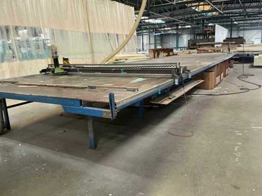 Großer Arbeitstisch mit Fräse