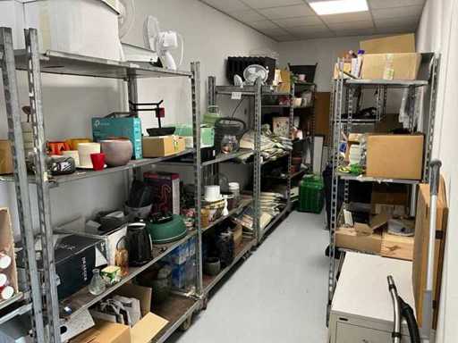 Diverse schoonmaakartikelen en planten toebehoren