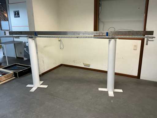 Messstab auf Stahlunterbau