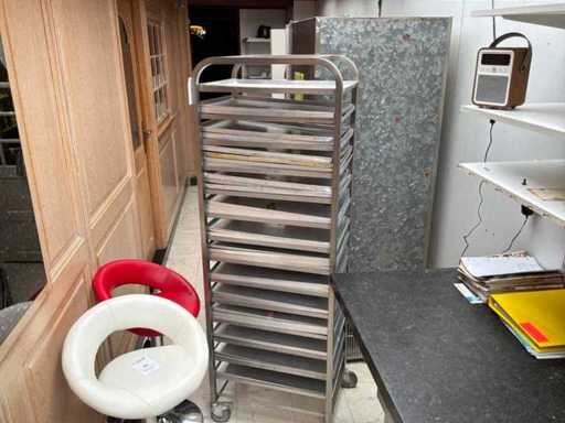 Stainless steel plate rack with batch of aluminum baking tray