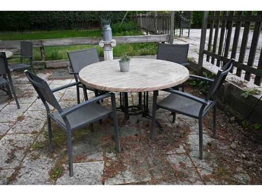 Sediamo Terrassenset besteht aus 7 runden Terrassentischen und 28 Terrassenstühlen