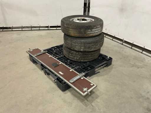 Pneumatici e rampa per rimorchi