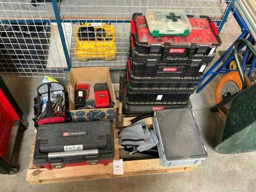 Diverse cutii de unelte cu conținut